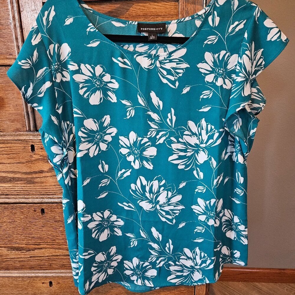 🌿 Kaytlynn Flutter Sleeve Blouse